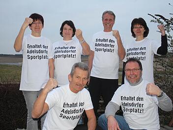 Die Unterschriftenlisten liegen bereit: Gerlinde Wahl, Petra Ruff, Harald Ruff, Claudia Thomas (obere Reihe v.l.) sowie Willi Wahl und Michael Thomas (untere Reihe v.l.) kämpfen für den Sportplatz. Foto: Sabine Memmel