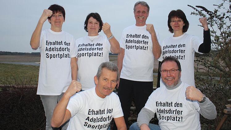 Die Unterschriftenlisten liegen bereit: Gerlinde Wahl, Petra Ruff, Harald Ruff, Claudia Thomas (obere Reihe v.l.) sowie Willi Wahl und Michael Thomas (untere Reihe v.l.) kämpfen für den Sportplatz. Foto: Sabine Memmel