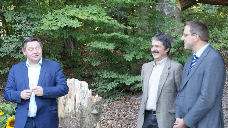 Die gute Zusammenarbeit vieler Akteure lobte Staatssekretär Gerhard Eck (links) bei der Umsetzung des Pfades der Artenvielfalt bei Obersteinbach. Sein Dank galt unter anderem dem Leiter des Staatsforstbetriebes Ebrach Ulrich Mergner und dem Rauhenebracher Bürgermeister Matthias Bäuerlein (rechts).