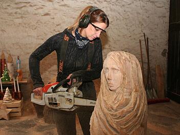 Die Attelsdorferin Resi Hofmann arbeitet an einer Marienfigur - natürlich mit der Kettensäge. Foto: Evi Seeger