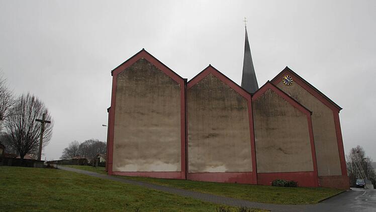 Der mächtige Anbau von St. Bartholomäus wird eingerissen. Foto: Ulrike Müller