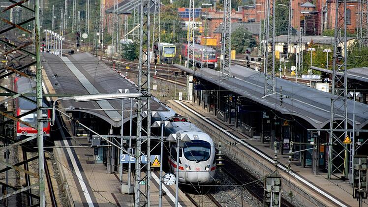 Sieben Ausbau-Varianten für die Bahntrasse durch Bamberg sind noch im Rennen. Die Entscheidung fällt Anfang des nächsten Jahres.  Ronald Riinkelf