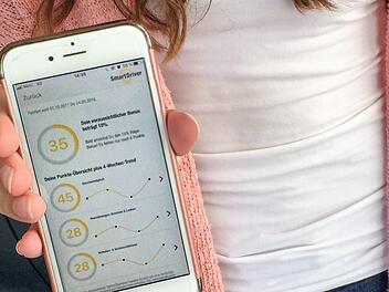 Wer mit Telematik-Box fährt, sieht seine Daten auf dem Smartphone. Die gesammelten Daten aller Boxen nutzt die HUK-Coburg für weitere Auswertungen, zum Beispiel, ob es einen Zusammenhang zwischen Fahrstil und Unfallhäufigkeit gibt. Foto: Holger Brendel g