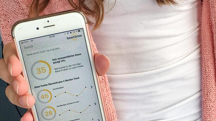 Wer mit Telematik-Box fährt, sieht seine Daten auf dem Smartphone. Die gesammelten Daten aller Boxen nutzt die HUK-Coburg für weitere Auswertungen, zum Beispiel, ob es einen Zusammenhang zwischen Fahrstil und Unfallhäufigkeit gibt. Foto: Holger Brendel g