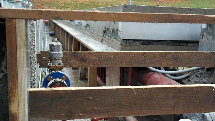 Hier ist zu erkennen, wie die Ammoniak-Leitungen  in die Betonpiste gef&uuml;hrt werden.