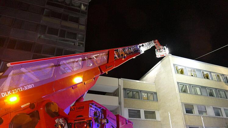 Nächtlicher Feuerwehreinsatz in Nürnberg: In einem Bürogebäude in der Praterstraße war in der Nacht auf Dienstag ein Brand ausgebrochen. Foto: NEWS5 / Oßwald
