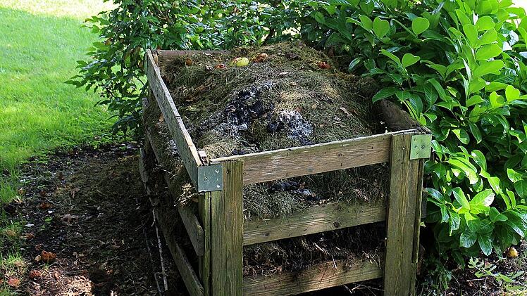 Ein eigener Kompost im Garten ist der beste Dünger.