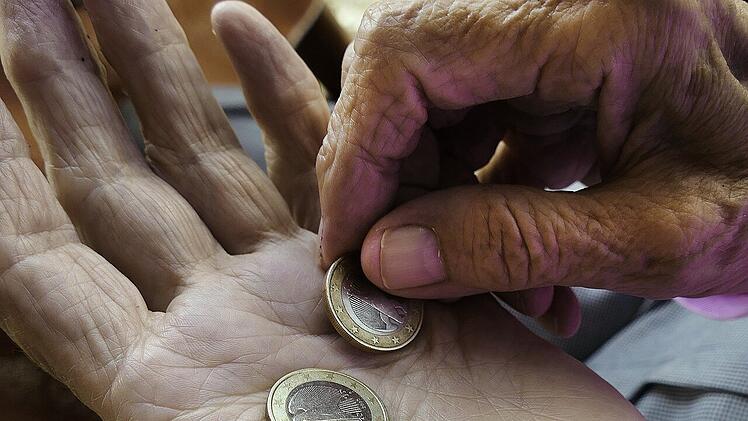 Pensionen und Renten stehen laut der Linken in einem Missverhältnis.