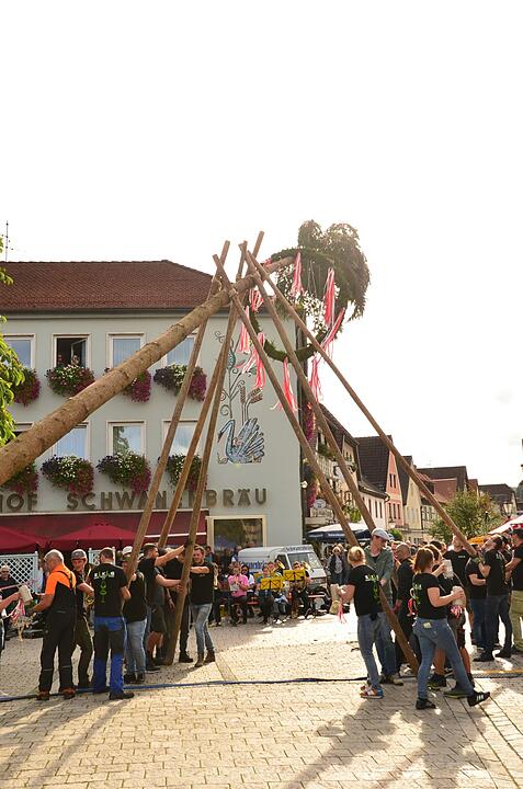 Aufstellen vom Kirchweihbaum & Party am Abend.