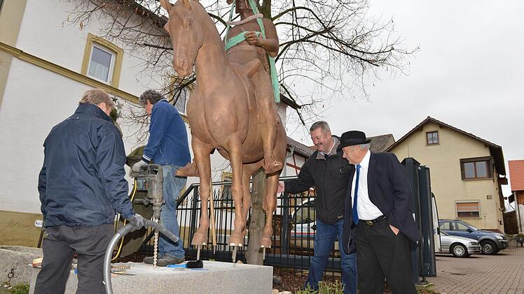 Georg Pfister (rechts)  verfolgt  die  Aufstellung des Hl. Georg vor seinem Wohnhaus, das bereits ein Georgs-Gemälde trägt.   Fotos:  Ronald Rinklef
