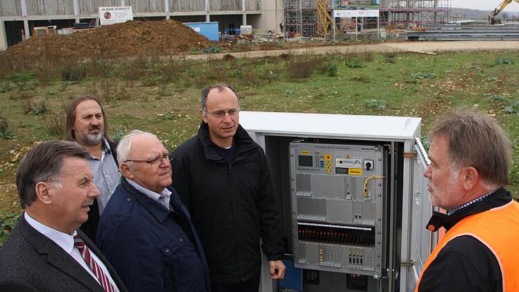 Vorne die Ampel-Steuerung, hinten der Neubau der Firma MTZ. Foto: Ralf Ruppert
