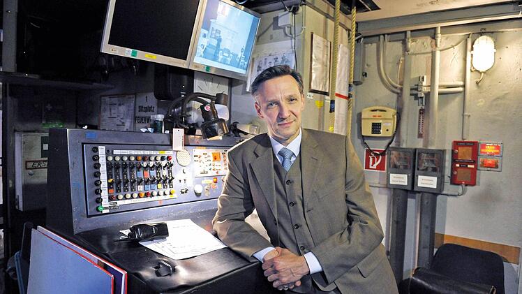 Neu im Ensemble: Spieltenor Dirk Mestmacher (hier am Pult des Inspizienten)