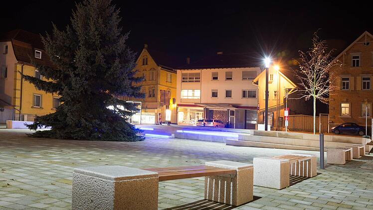 Der Marktplatz in Maßbach ist am Abend schön beleuchtet. Etwas mehr Grün wünschten sich die Bürger noch. Durch Weihnachtsbuden an den Adventssonntagen soll noch mehr Leben auf den Platz kommen. Foto: Björn Hein