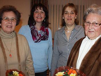 Mit Urkunden, Geschenken und Blumen wurden langjährige, verdienstvolle Mitglieder der Frauen-Union geehrt. Unser Bild zeigt (von links) Marga Behrschmidt, Ortsvorsitzende Kerstin Schneider, Kreisvorsitzende Nicola Renner-Knopp und Irmgard Werner.  Foto: Arnold Nöth