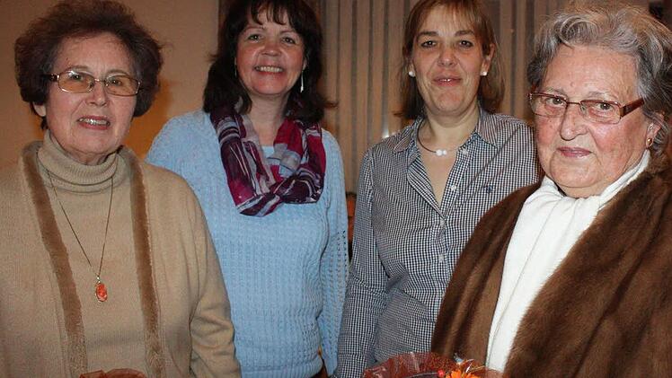 Mit Urkunden, Geschenken und Blumen wurden langjährige, verdienstvolle Mitglieder der Frauen-Union geehrt. Unser Bild zeigt (von links) Marga Behrschmidt, Ortsvorsitzende Kerstin Schneider, Kreisvorsitzende Nicola Renner-Knopp und Irmgard Werner.  Foto: Arnold Nöth