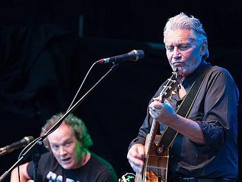 Rainhard Fendrich weiß noch immer zu fesseln mit seinen Songs und Geschichten - am Freitag im Tambacher Schlosshof, hier mit seinem Gitarristen Robby Musenbichler.  Foto: AlbertHöchstädter