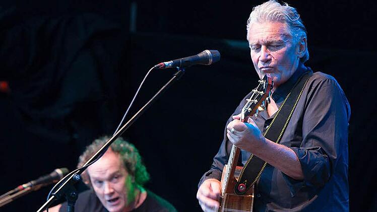 Rainhard Fendrich weiß noch immer zu fesseln mit seinen Songs und Geschichten - am Freitag im Tambacher Schlosshof, hier mit seinem Gitarristen Robby Musenbichler.  Foto: AlbertHöchstädter