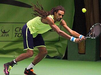 In Wimbledon hat er sensationell Rafael Nadal besiegt und ist auch heuer wieder in Eckental mit dabei: Publikumsliebling und "Paradiesvogel" Dustin Brown. Fotos: Bertram Wagner