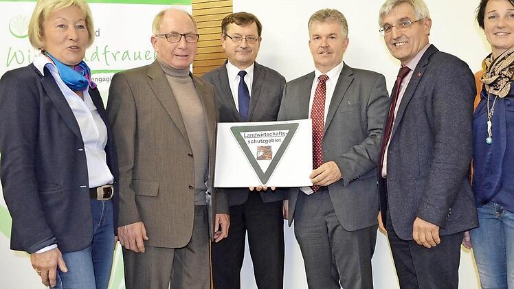 Mit der Warnung "Landwirtschaftsschutzgebiete" machen die Landwirte überspitzt auf ihre Lage aufmerksam (von links): Heidi Bauersachs, Gerhard Ehrlich, Hans Vetter, Hubert Bittlmayer, Hans Rebelein und Dagmar Hartleb.  Foto: Gabi Bertram
