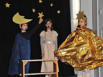 Verschiedene Sterne wetteiferten in einem Sketch darum, wer wohl der wichtigste Stern sei. Foto: Helmut Will