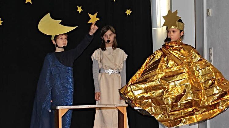 Verschiedene Sterne wetteiferten in einem Sketch darum, wer wohl der wichtigste Stern sei. Foto: Helmut Will