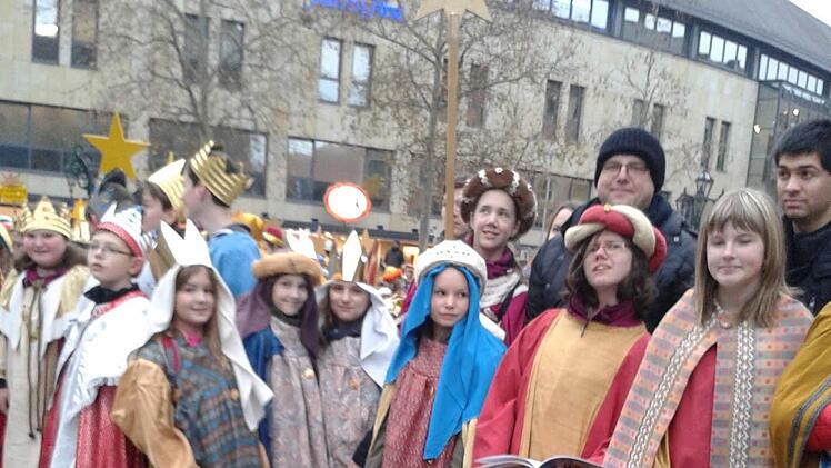 Ein Bild von der gemeinsamen Aussendungsfeier des Bistums Eichstätt und des Erzbistums Bamberg in Nürnberg. Aufgenommen am Weißen Turm in Nürnberg, als sich alle Sternsinger zu einem Stern formierten. In der Mitte - die vier kleinen Sternsinger aus der Pfarrei Motschenbach, rechts daneben zwei Sternsinger aus Kulmbach St. Hedwig, dahinter Kaplan Norbert Förster. Foto: privat