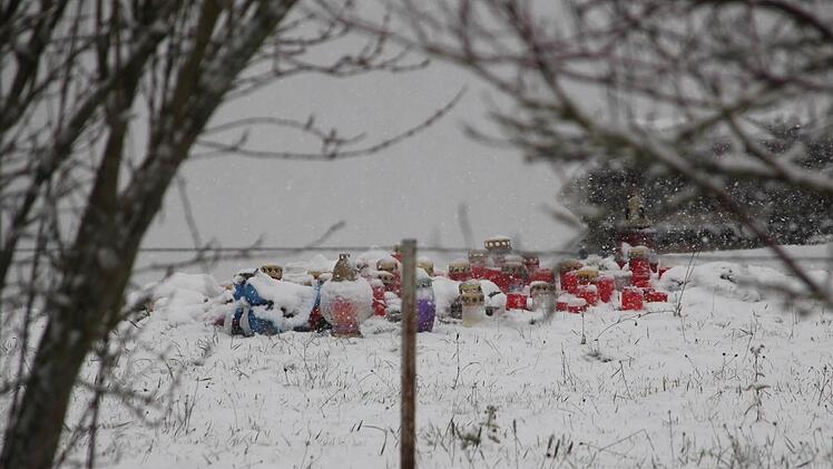 Diese Sicht auf die Stelle, wo Janina von einer Kugel in den Kopf getroffen wurde, könnte der Tatverdächtige Roland E. von seinem Garten aus gehabt haben. Den genauen Standort des Schützen ermittelt die Polizei derzeit allerdings noch. Foto: Andreas Lösch