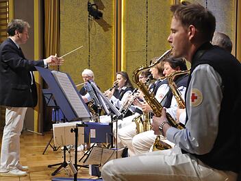 Ddas Rotkreuz-Orchester Bad Kissingen unter der Leitung von Alexander Wachsmann führte "Die Bad Kissingen Hymne" auf. Fotos: Peter Klopf