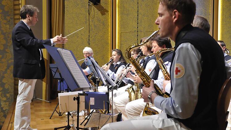 Ddas Rotkreuz-Orchester Bad Kissingen unter der Leitung von Alexander Wachsmann führte "Die Bad Kissingen Hymne" auf. Fotos: Peter Klopf