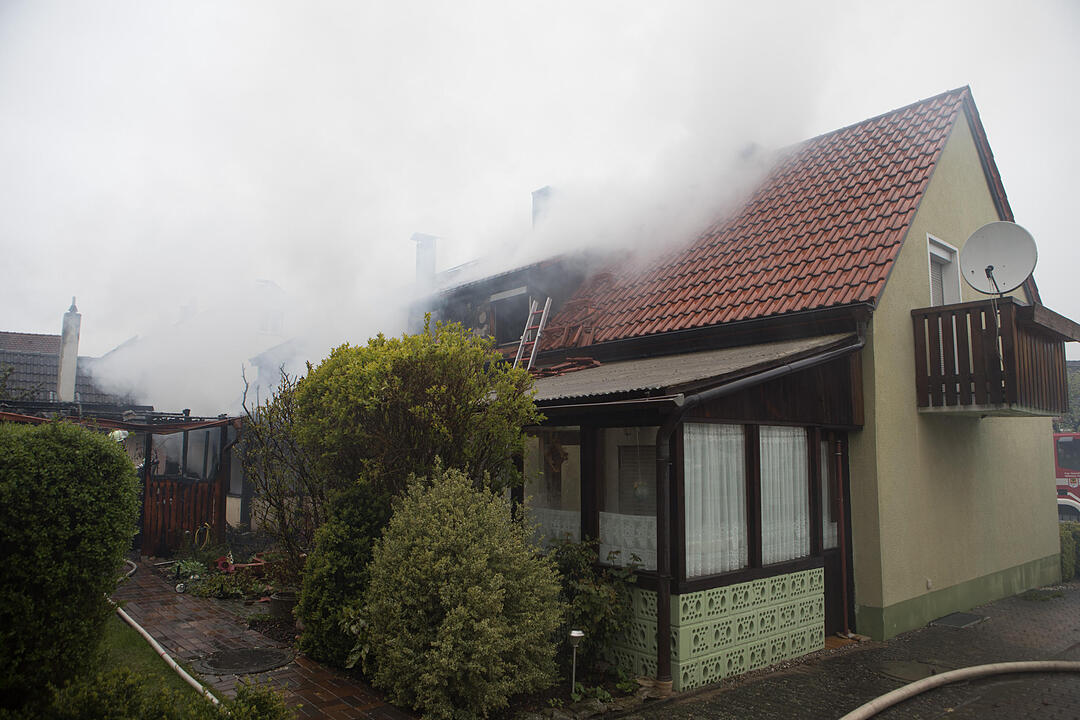 Brand in Doppelhaushälfte: Anderer Gebäudeteil in Mitleidenschaft gezogen - Bewohner leicht verletzt – Feuerwehr muss Dachstuhl öffnen, um Glutnester zu bekämpfen