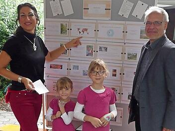 Faires Quiz: Pfarrer Edwin Ziegler und Christina Scheit mit ihren Kindern Kyra und Luana warben beim Pfarrfest der Gemeinde St. Elisabeth für Kakao aus fairem Handel.  Foto: Bernd Scheit
