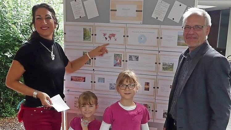 Faires Quiz: Pfarrer Edwin Ziegler und Christina Scheit mit ihren Kindern Kyra und Luana warben beim Pfarrfest der Gemeinde St. Elisabeth für Kakao aus fairem Handel.  Foto: Bernd Scheit
