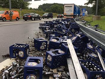 An der Autobahnauffahrt von der B 85 Richtung Bayreuth bei Unterbrücklein hat ein Bierlaster einen großen Teil seiner Ladung verloren. Foto: Dagmar Besand