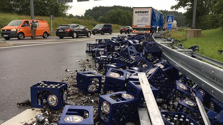 An der Autobahnauffahrt von der B 85 Richtung Bayreuth bei Unterbrücklein hat ein Bierlaster einen großen Teil seiner Ladung verloren. Foto: Dagmar Besand