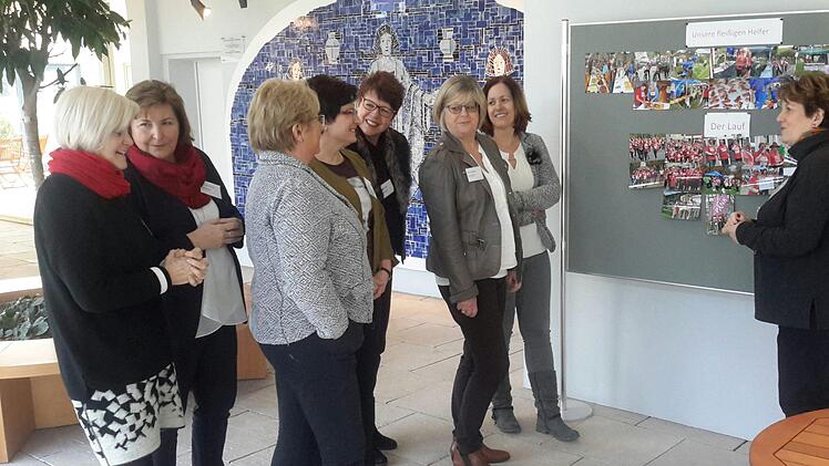 Amtskolleginnen aus Unterfranken hatte Bürgermeisterin Brigitte Meyerdierks (rechts) zum Erfahrungsaustausch nach Bad Brückenau eingeladen. Die Tagungspause wurde von den Teilnehmerinnen zu einem Abstecher in die Sommerhalle genutzt. Dort stießen die Bilder vom Pinklauf auf großes Interesse. Foto: Rolf Pralle