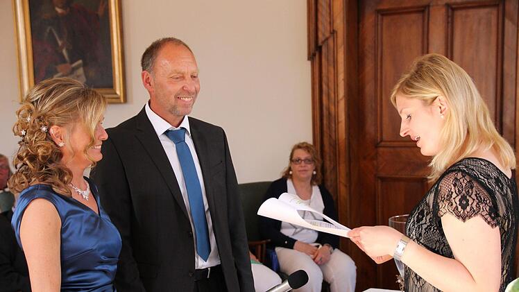Standesbeamtin Regina Pfülf (rechts) traut ein Paar im Trausaal des Bad Kissinmger Rathaus. Benedikt Borst/Archiv