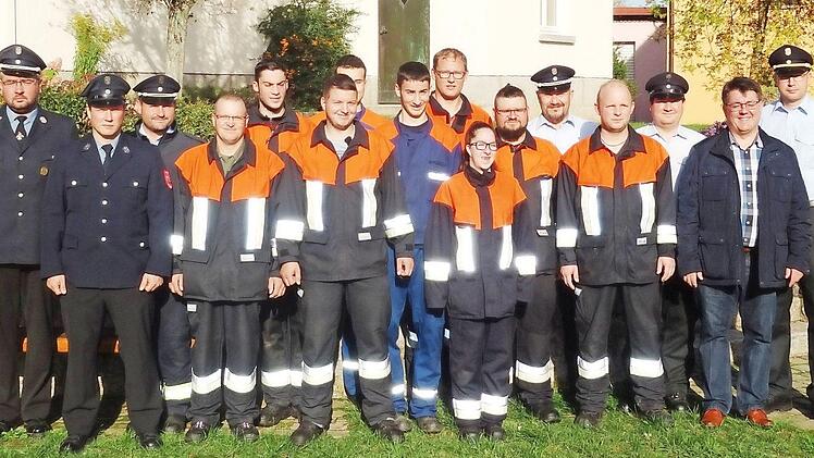 Neun junge Feuerwehrleute der Wehren Seubersdorf und Wunkendorf legten die Leistungspr&uuml;fung ab. Foto: Roland Dietz