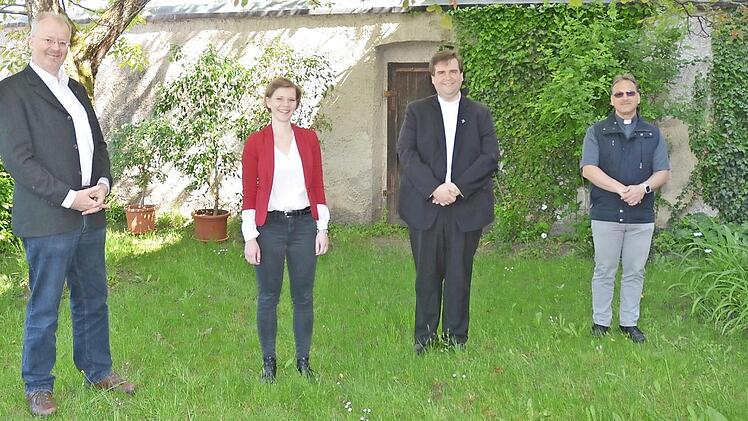 Sie sind das neue Führungsquartett in der katholischen Kirche im Dekanat Kronach mit den SSB Kronach und Frankenwald: (Von links) Domkapitular und Leitender Pfarrer SSB Kronach, Thomas Teuchgräber, die Stellvertreterin und Pastoralreferentin Sarah Maria Röck-Damschen, Dekan und Leitender Pfarrer im SSB Frankenwald, Detlef Pötzl, und sein Stellvertreter, Pfarrer Richard F. Reis.  Foto: Karl-Heinz Hofmann