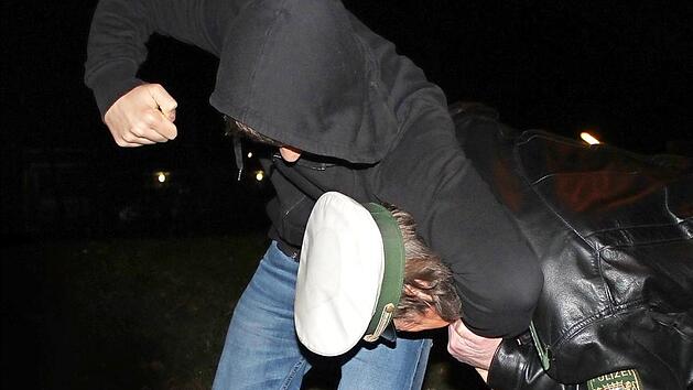 Gewalt gegen Polizeibeamte - wie auf diesem gestellten Foto - ist auch den H&ouml;chstadter Kollegen nicht fremd.  Foto: Andreas Dorsch (Archiv)