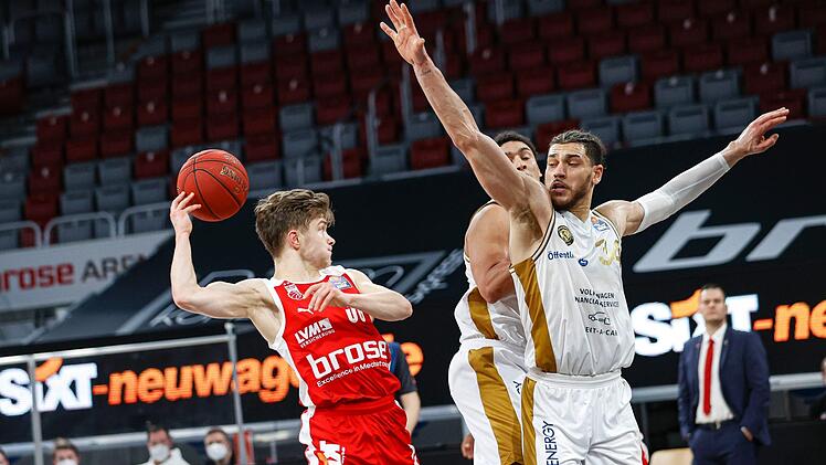 Zauberpass von Bennet Hundt (links) auf den verdeckten David Kravish. Der Brose-Aufbauspieler trug mit fünf Assists (bei allerdings vier Ballverlusten) zum guten Spiel bei. Daneben erzielte er noch 15 Punkte. Foto: Daniel Löb