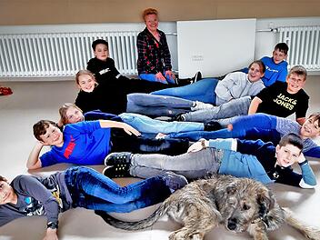 Die Projektgruppe mit Pädagogin Jutta Kleinhenz (hinten) und Schulhund Ludwig