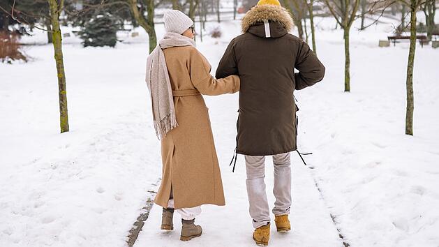 Ein Spaziergang auf schneeglatten Fl&auml;chen kann schnell in einem Sturz enden.
