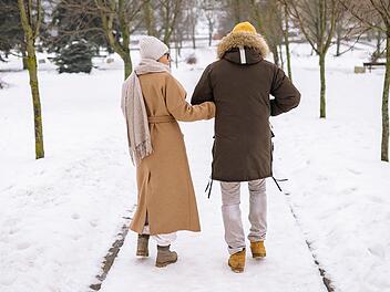 Ein Spaziergang auf schneeglatten Flächen kann schnell in einem Sturz enden.
