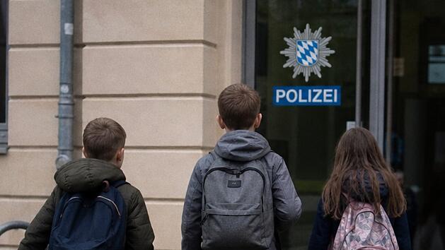 Kinder helfen Polizei nach Unfall in Kulmbacher Parkhaus