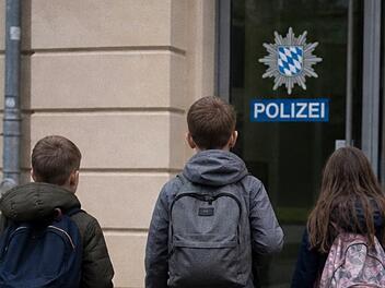 Kinder helfen Polizei nach Unfall in Kulmbacher Parkhaus