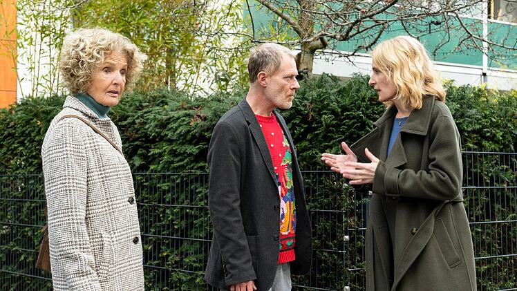 Charlotte Lindholm (Maria Furtw&auml;ngler, rechts) spricht mit ihrem beurlaubten Kollegen Matthias Vogel (Andreas Lust) vor der Haust&uuml;r, als ihre Mutter Annemarie (Kathrin Ackermann) &uuml;berraschend auftaucht. Es ist der erste Auftritt der mittlerweile 88-j&auml;hrigen echten Mutter von Maria Furtw&auml;ngler in dieser Rollen seit l&auml;ngerer Zeit.