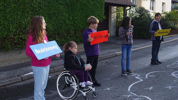 Sie kennen die Formel für den Anhalteweg: (von links) Alina, Nadine, Nick, Leonie und Lukas.