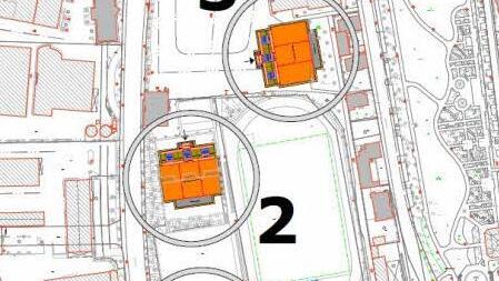 Drei mögliche Standorte standen gestern zur Wahl. Beschlossen wurde letztlich die Variante 1 an der Ecke Bamberger Straße/Karchestraße. Variante 2 wäre ungefähr im Bereich des jetzigen Umkleidegebäudes der Benno-Benz-Anlage gewesen, Variante 3 auf der Fläche der jetzigen Bus-Parkplätze. Grafik: Hochbauamt