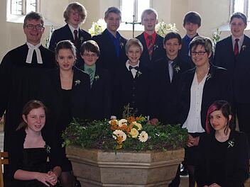 Am Sonntag empfingen zwölf Jugendliche in Kronach erstmals das heilige Abendmahl. Dies waren Elisa Beck, Lena Blinzler, Till Dohles, Benjamin Eber, Jan Feuerpfeil, Luca Frank, Michael Geißer, Jonas Neuperth, Niklas Neuperth, Paul Pfeifer, Angelika Weber und Moritz Wolf. Auf dem Bild sind sie zu sehen mit Pfarrer Martin Gundermann.