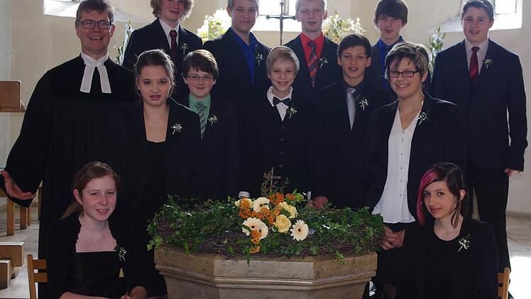 Am Sonntag empfingen zwölf Jugendliche in Kronach erstmals das heilige Abendmahl. Dies waren Elisa Beck, Lena Blinzler, Till Dohles, Benjamin Eber, Jan Feuerpfeil, Luca Frank, Michael Geißer, Jonas Neuperth, Niklas Neuperth, Paul Pfeifer, Angelika Weber und Moritz Wolf. Auf dem Bild sind sie zu sehen mit Pfarrer Martin Gundermann.